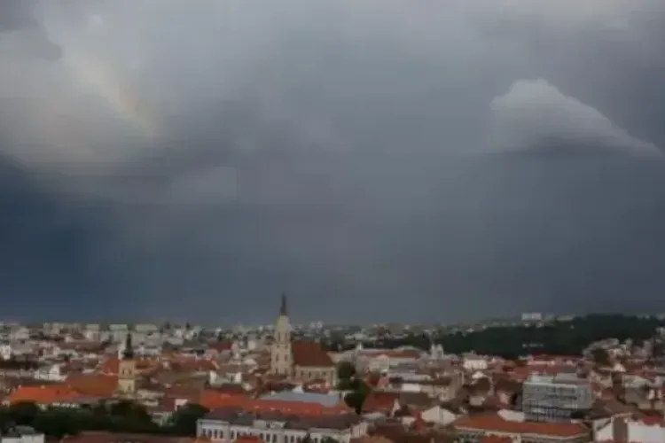 De la vară direct în iarnă! România intră sub COD GALBEN de frig, ploi torențiale și viscol. Cum va fi vremea la Cluj 