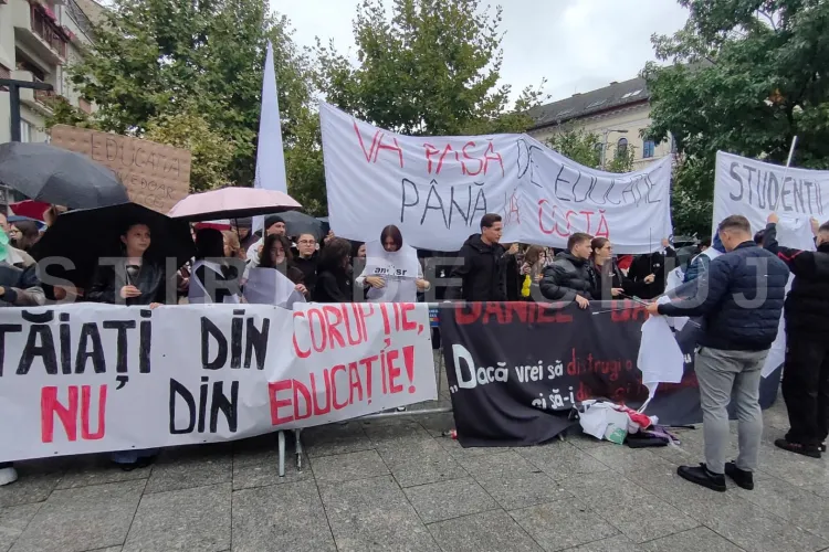 VIDEO. Studenții din Cluj se mobilizează chiar și pe ploaie: Aceștia protestează față de tăierile din educație și cer respect pentru burse și transport