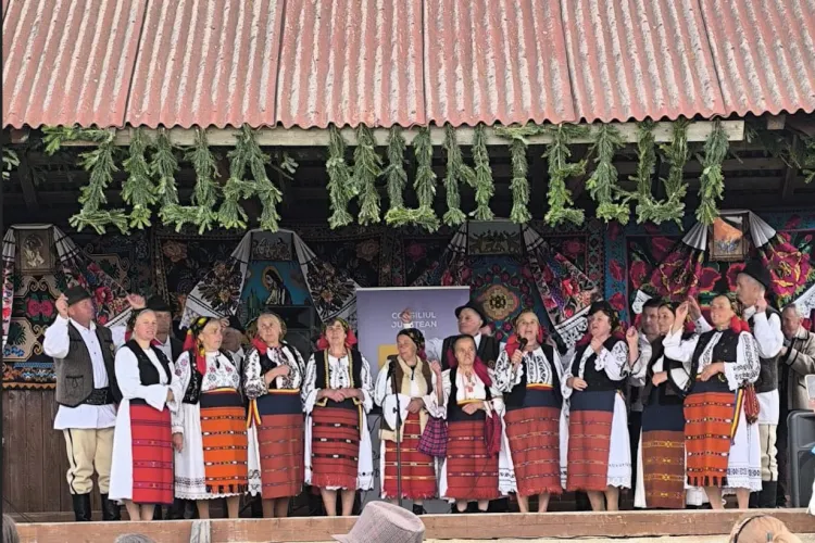 Un sat din Cluj, în centrul atenției: Sute de oameni au celebrat Ziua Muntelui cu obiceiuri străvechi și spectacole folclorice