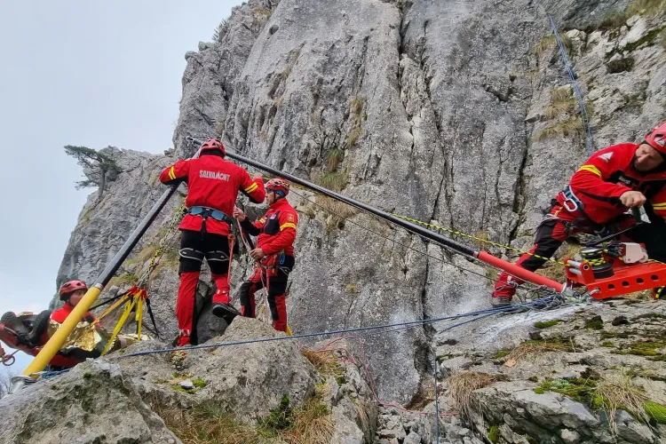Un tânăr de 23 de ani a fost salvat de salvamontiști în ultima clipă! Și-a pus viața în pericol urcând pe munte 