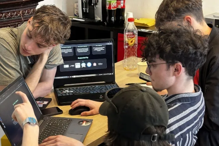 Un activist clujean se aliază cu studenții de la FMI și îi felicită pentru că nu sunt „oi”: „Noroaie, acces horror, o hală rece, goală și idiot echipată”