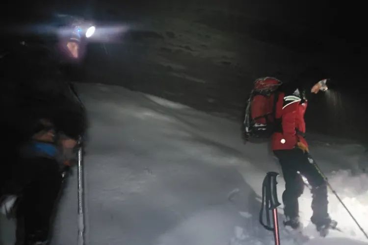  Un turist rătăcit pe munte, la un pas de tragedie! A greșit direcția de coborâre pe ninsoare și s-a pierdut. Cum l-au găsit salvamontiștii 