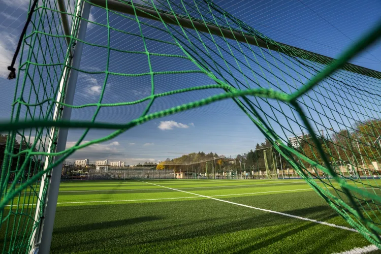 Clujenii nu mai înțeleg: Terenul de fotbal de la Gheorgheni e mereu rezervat, dar gol! Care e misterul rezervărilor fantomă care îi disperă pe clujeni