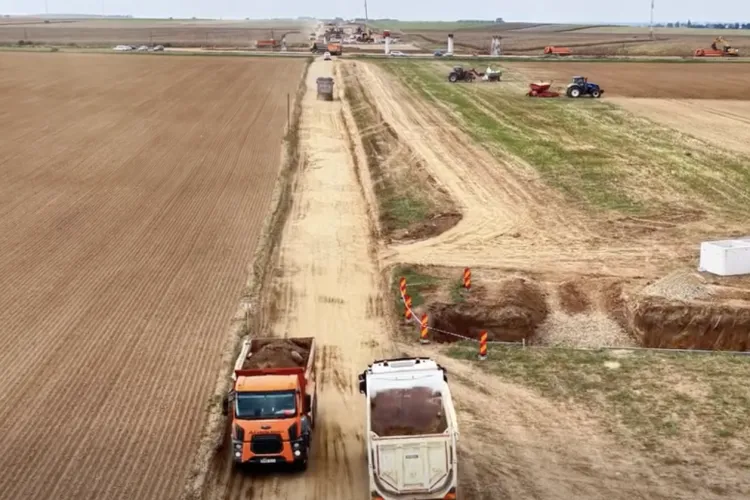 VIDEO. Noi imagini de pe Autostrada Transilvania: Se lucrează intensiv pe lotul de 28,5 km Chiribiș-Biharia