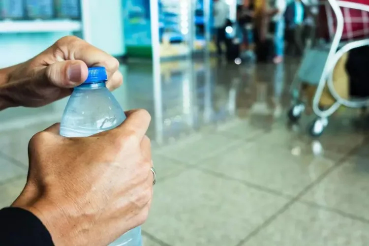 Nu vom mai da o avere pe o sticlă de apă la jumătate de litru? Un proiect de lege vrea să schimbe prețurile „nesimțite” din aeroporturi