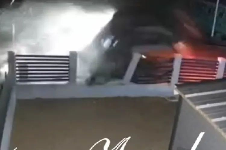 VIDEO Accident LIVE la Livezile: Un adolescent de 16 ani la volan, mașină răsturnată și armă descoperită în autoturism. Rezultatul: doi răniți!