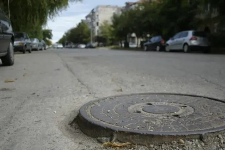Pericol pe o stradă din Cluj-Napoca! Două capace de canal deteriorate amenință șoferii și pietonii – autoritățile trebuie să intervină urgent!
