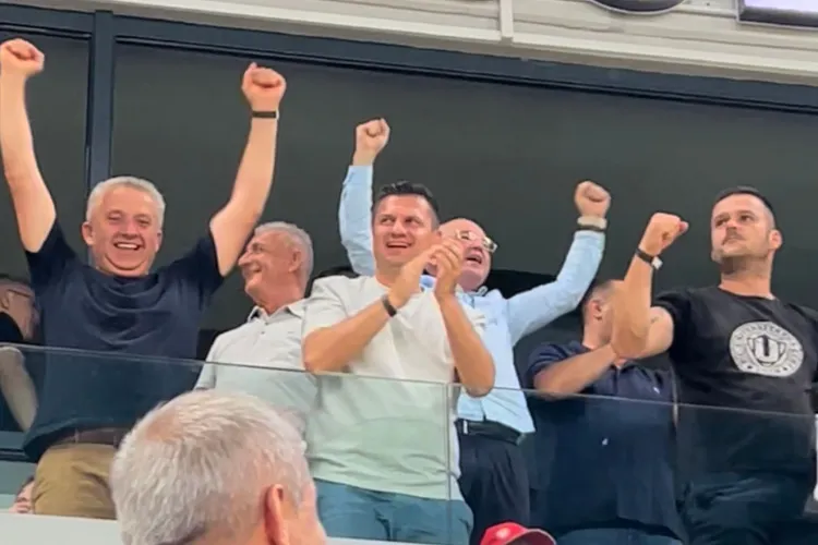 VIDEO. Emil Boc a transmis un mesaj „special” în timpul meciului U vs. CFR, însă reacțiile nu sunt cele dorite: „Varză!” / „Stat vs. Privat, 2-2”