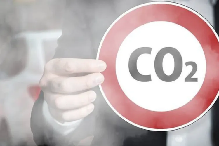 Scumpiri masive la gaze și carburanți! România implementează taxa CO2 UE, dar promite măsuri pentru gospodării și firme afectate