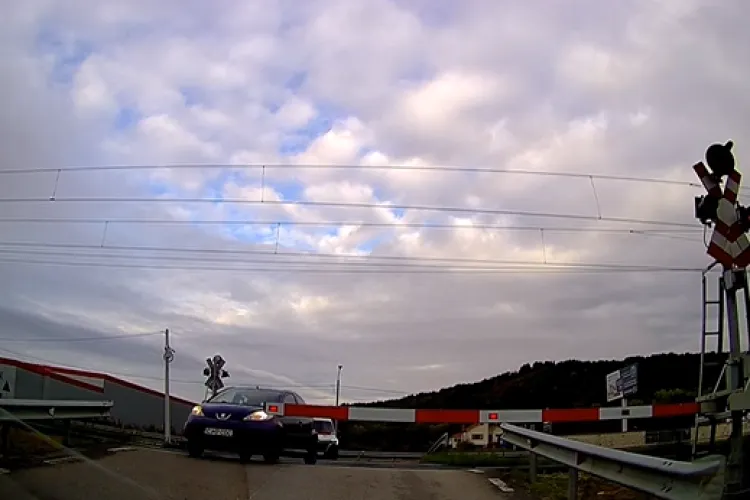 VIDEO. Șofer clujean inconștient surprins trecând printre barierele coborâte la Jucu de Mijloc, Cluj- Imagini camera de bord