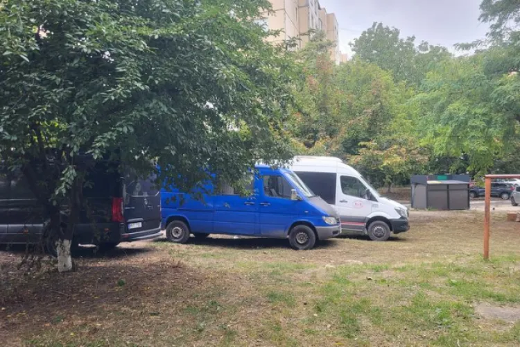 Pericol pe o stradă din Cluj-Napoca! Spațiul verde și trotuarul au fost transformate în parcare: „Nu s-au luat măsuri”