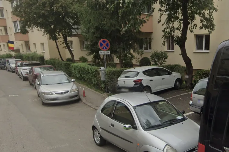 O stradă din Cluj-Napoca a devenit parcare publică pentru șoferii nepăsători! Clujenii din zonă sunt la capătul răbdării: „Nu putem intra în bloc”
