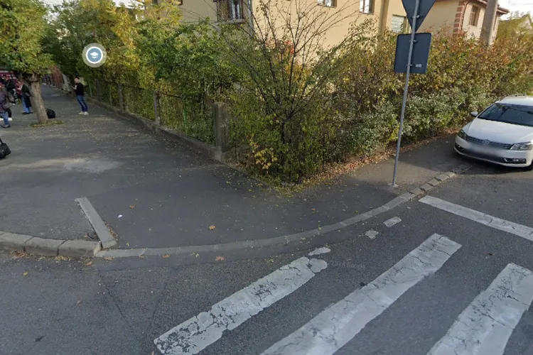 Taximetristi reclamați că blochează vizibilitatea pe o stradă din Cluj și pun în pericol pietonii. Localnicii propun soluții pentru a preveni accidentele 