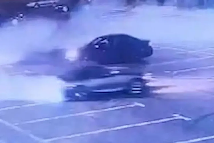 Drifturi de GTA în parcarea unui hypermarket din Cluj, cu parcarea plină: „Magazinul nu era închis, exista riscul accidentării pietonilor”