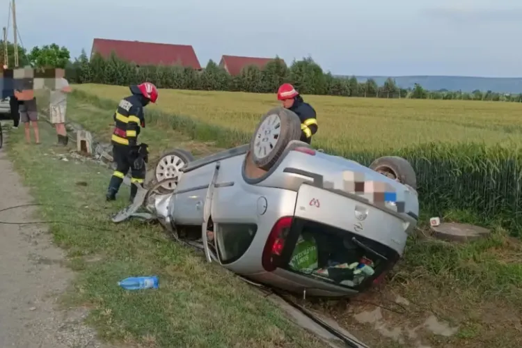 Accident în această dimineață, în Cluj: Două mașini s-au ciocnit puternic, iar una dintre ele s-a răsturnat pe drum