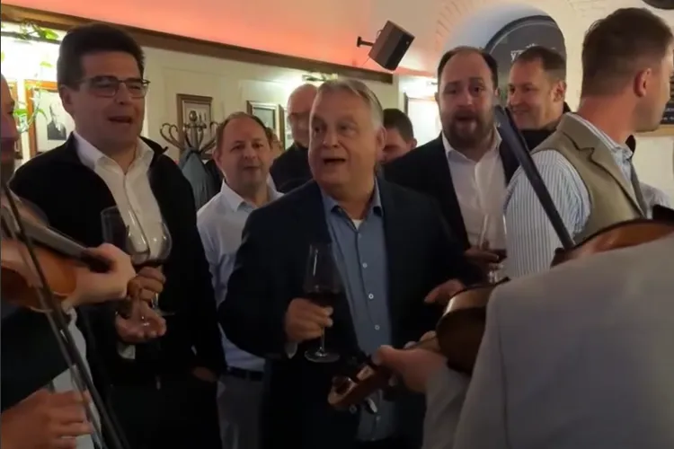 VIDEO. Premierul Ungariei, Viktor Orban, petrecere de „pomină” aseară la Cluj: Cu paharul în mână a ținut un adevărat „concert”