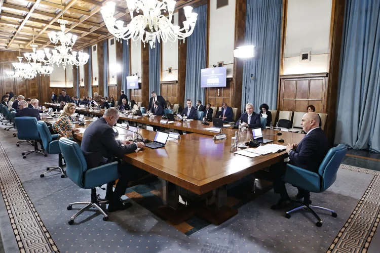 Reforma administrației aruncă în aer coaliția! PSD cere reducerea costurilor, Bolojan avertizează că nu mai e timp pentru alegeri