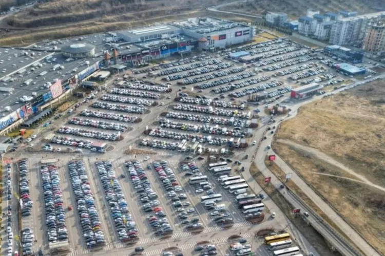 Șoferii din Cluj-Napoca o vor lua în nume personal. Legea care îi trimite pe polițiști la vânătoare în parcările mallurilor din România