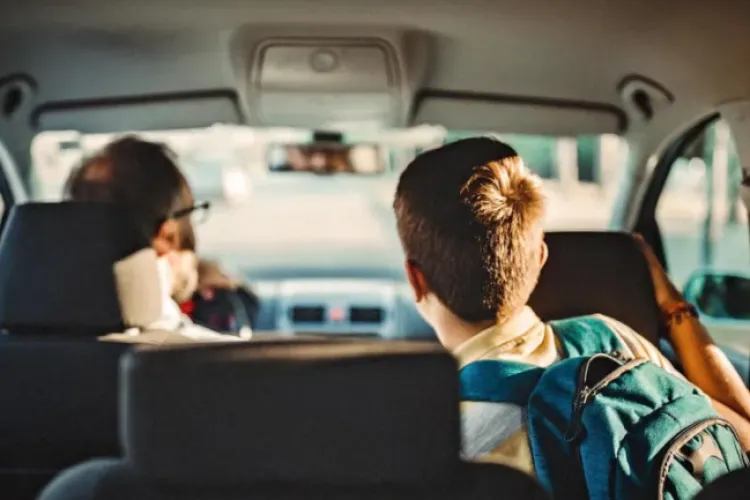 Haos rutier în fața unei grădinițe din Cluj-Napoca! Părinții sfidează regulile de circulație: „Își lasă mașinile inclusiv pe trecerea de pietoni”