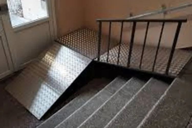 Sub rampa de acces pentru persoanele cu dizabilități a unui bloc din Cluj și-au făcut „depozit” oameni ai străzii: Locatarii nu mai știu ce să facă