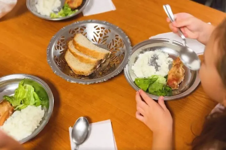 O mămică din Cluj, revoltată după ce a observat o cantitate enorm de mare de zahăr în mâncarea de la creșă: „Copiilor le e foame când îi luăm acasă”