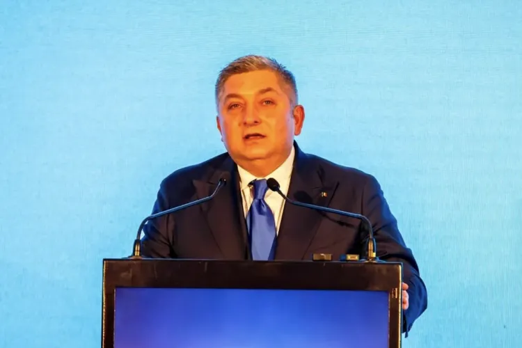 Alin Tișe revine cu un nou pamflet tăios la adresa societății de azi! Acesta critică presa, cultura și politicienii: „Nebuniile au pus stăpânire!”