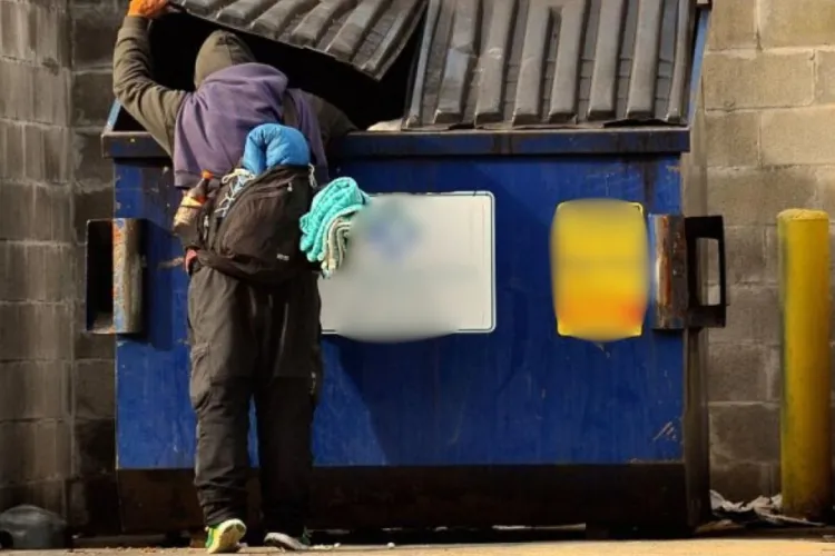 Clujenii sunt exasperați de oamenii străzii care caută în gunoaiele din apropierea caselor: Aceștia fac o mizerie de nedescris