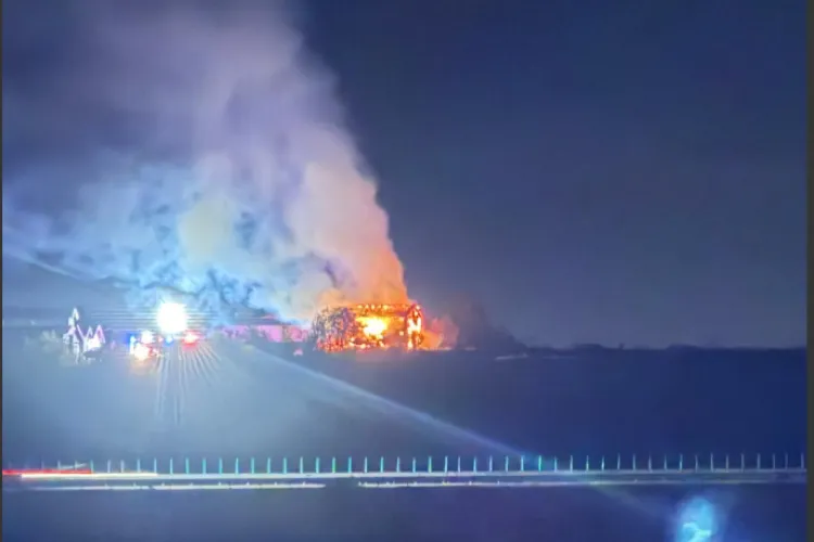 Cluj- O cabană a ars din temelii azi-noapte la Luna. Incendiul amenința o hală și 200 de vaci - FOTO