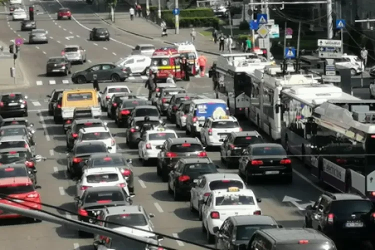 În căutarea unui polițist în Piața Cipariu din Cluj-Napoca! Clujenii se plâng de autobuze blocate și șoferi care forțează orice limită: „Este inadmisibil”