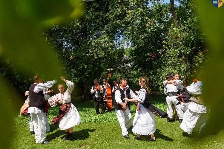 Tradiția renaște la Cluj: „Cine știe jocu’ bine, joace-l, nu-i șie rușine!” adună laolaltă generații de jucăuși din tot județul Cluj