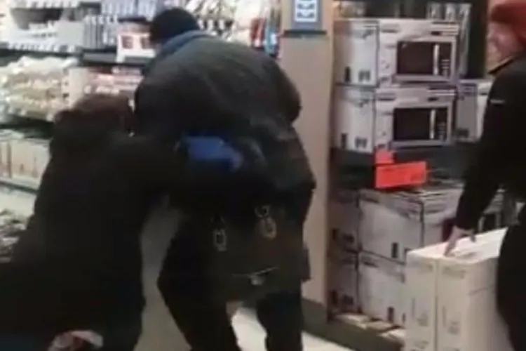 Tânăr lovit și trântit la pământ de un client într-un magazin din Cluj-Napoca. Altercația a început de la un comentariu al tânărului