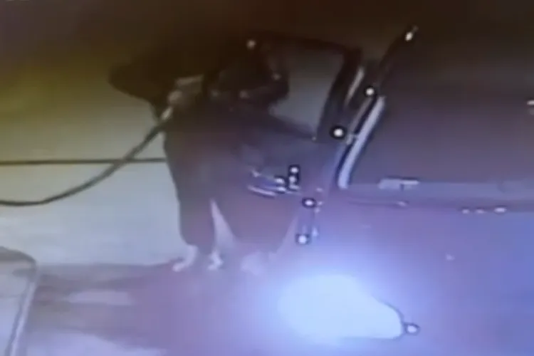 Scene halucinante într-o benzinărie! Un bărbat a turnat benzină pe el și pe mașina sa și a amenințat că va da foc 