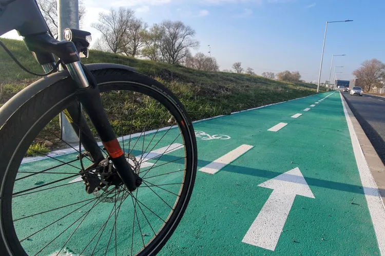 Pistele de biciclete din Cluj s-au transformat în „parcări private” pentru clujeni: Bicicliștii sunt obligați să circule printre mașini și pietoni