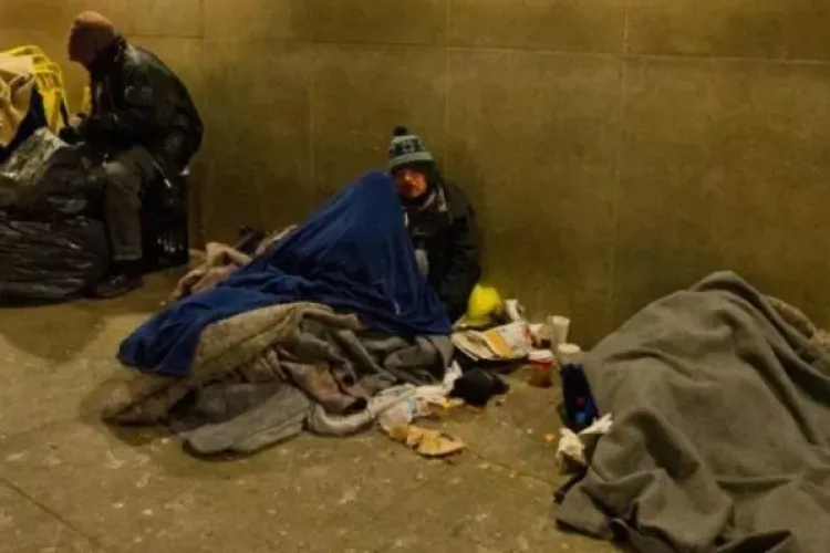 Persoane fără adăpost, surprinse în fosta clădire a spitalului din Cluj-Napoca: „Fac mizerie și lasă totul în dezordine”