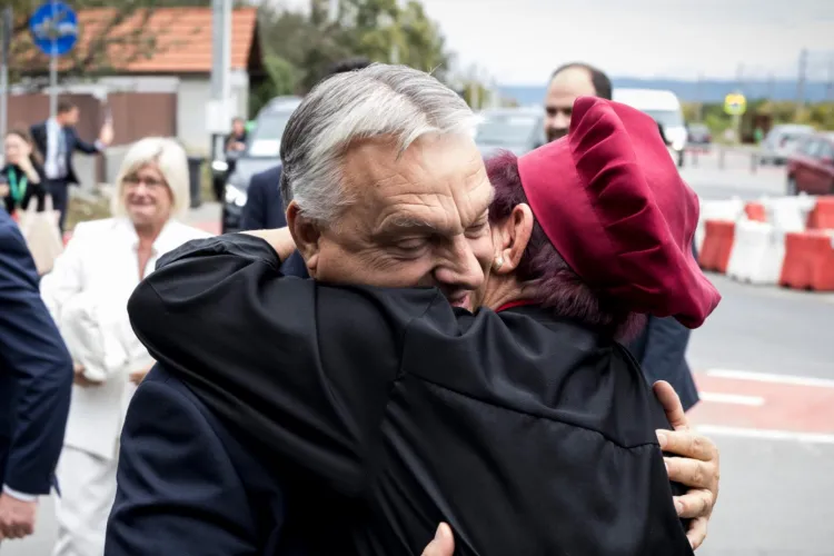 VIDEO. Viktor Orbán, întâlnire emoționantă la Cluj! Premierul ungar a făcut-o vedetă pe clujeanca de la Han Km 17, „șefa micilor”