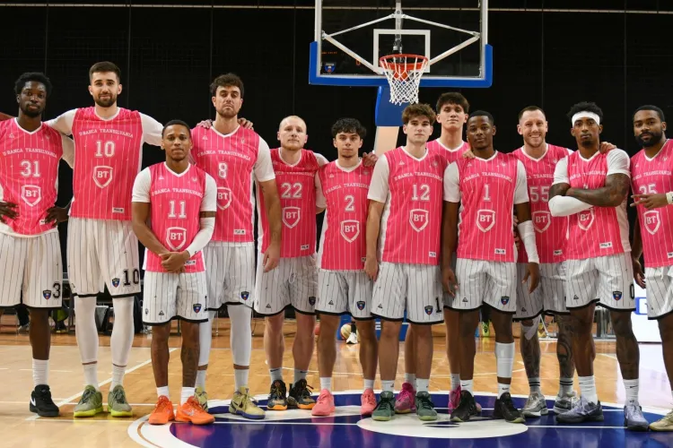 U-BT Cluj, mesaj emoționant de susținere pentru doamne și domnișoare în luna prevenției cancerului la sân. Echipamentele, purtate în cinstea lor FOTO