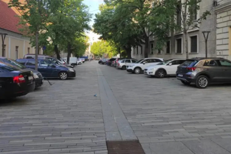Strada Kogălniceanu din Cluj-Napoca, „pietonală” pentru mașini! Părinții clujeni se tem pentru siguranța celor mici: „Vreți să se întâmple încă o tragedie?