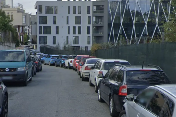 Mașină de gunoi blocată în Cluj-Napoca! Parcările abuzive au paralizat o stradă: „Trebuie să mergi cu spatele!”