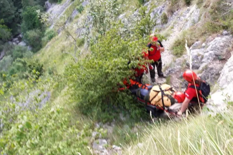 Intervenție rapidă a salvamontiștilor: O tânără de 25 de ani a fost rănită pe un traseu montan și salvată în timp record