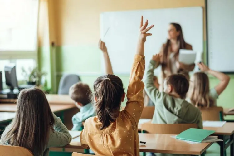 Profesorii din România nu mai au voie să anunțe notele elevilor în fața clasei. Cum vor fi afectați copiii și care este logica din spatele regulii