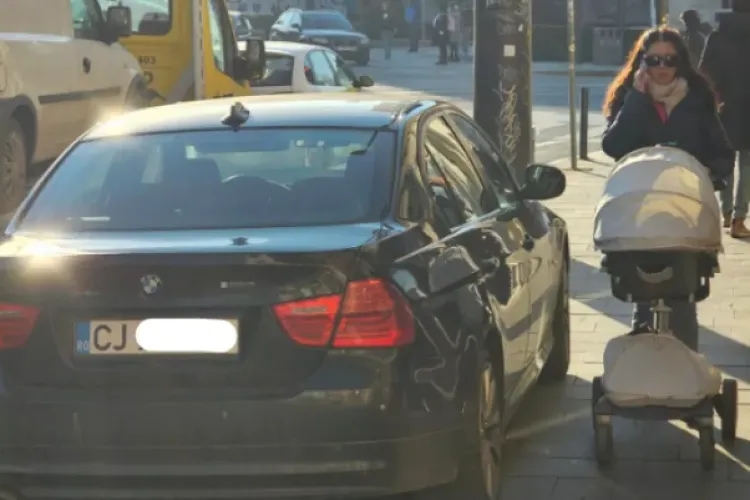 Nemulțumiri în cartierul Zorilor din cauza unui trotuar spart. Părinții s-au săturat de indiferența autorităților: „E foarte dificil” 