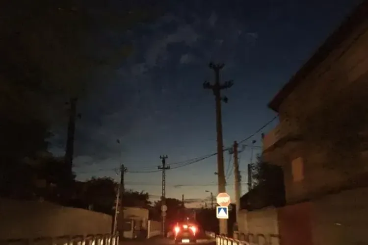 Pericol în Cluj-Napoca! O stradă a rămas de peste o lună fără iluminat public: „Copiii care pleacă la școală stau în întuneric”