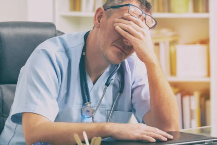 Medicii Europei, în pragul colapsului emoțional. Unul din trei suferă de depresie, avertizează OMS: „Nu ne putem permite să-i pierdem”