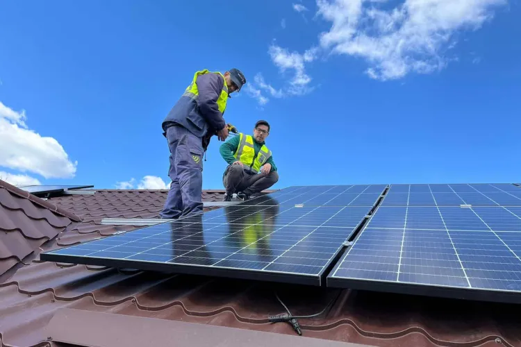 Explozia prosumatorilor aduce costuri uriașe în rețelele de energie! Furnizorii avertizează că plătim toți pentru dezechilibre