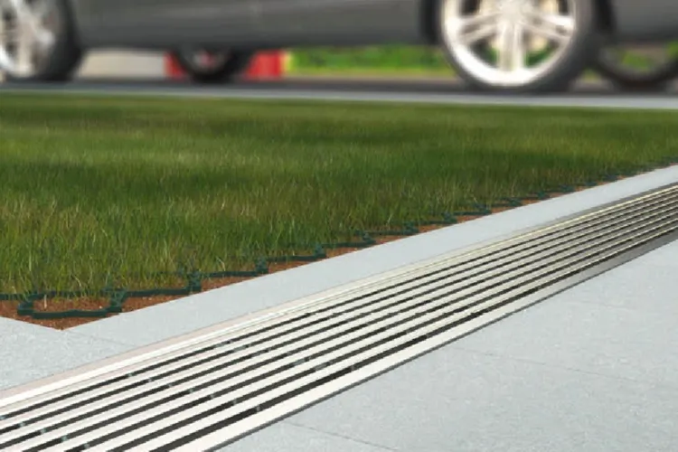 O rigola cu grătar nefixat exasperează clujenii de pe o stradă frecventată: Zgomotul a devenit insuportabil și cer urgent remedierea problemei