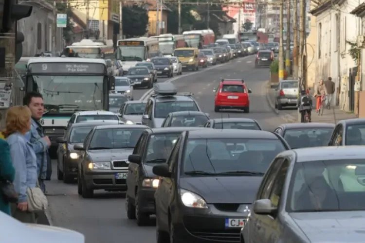 Parcările neregulamentare blochează orașul de cinci stele: „Toată banda este ocupată până pe trecerea de pietoni”