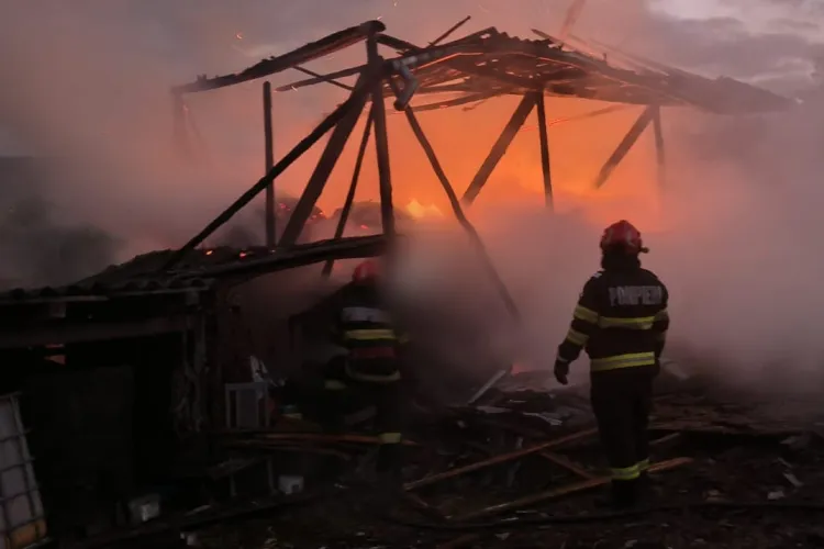 5 ore s-au luptat azi-noapte pompierii clujeni să stingă un incendiu dintr-o gospodărie, izbucnit din cauza unei țigări. Miza: o casă amenințată de flăcări