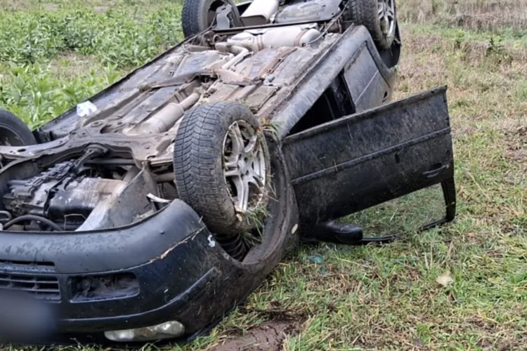 Accident în Cluj: O mașină s-a răsturnat pe carosabil! Un tânăr de 25 de ani a fost rănit și apoi transportat la spital. Era în stare de șoc