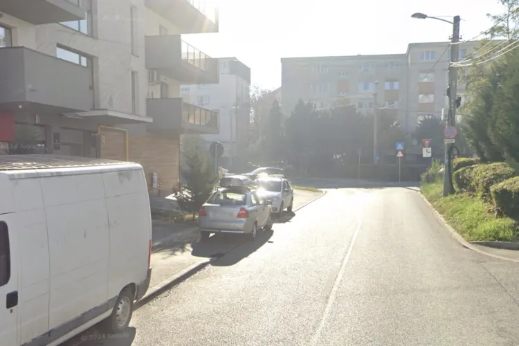 Pietonii, forțați să meargă pe carosabil! Haos pe o stradă din Cluj-Napoca, unde trotuarul a devenit locul preferat pentru parcarea mașinilor