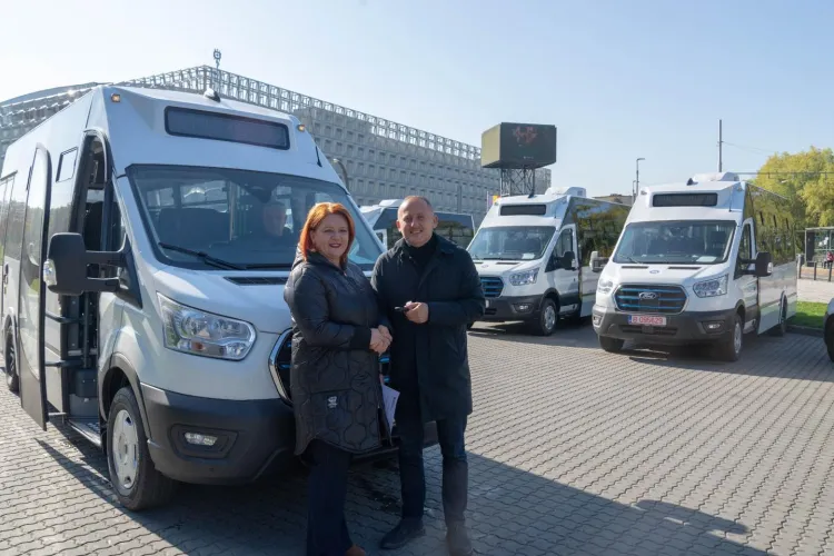 Veste excelentă pentru părinții și copiii din Apahida. Localitatea a primit un nou microbuz școlar electric, pentru „un transport școlar sigur”